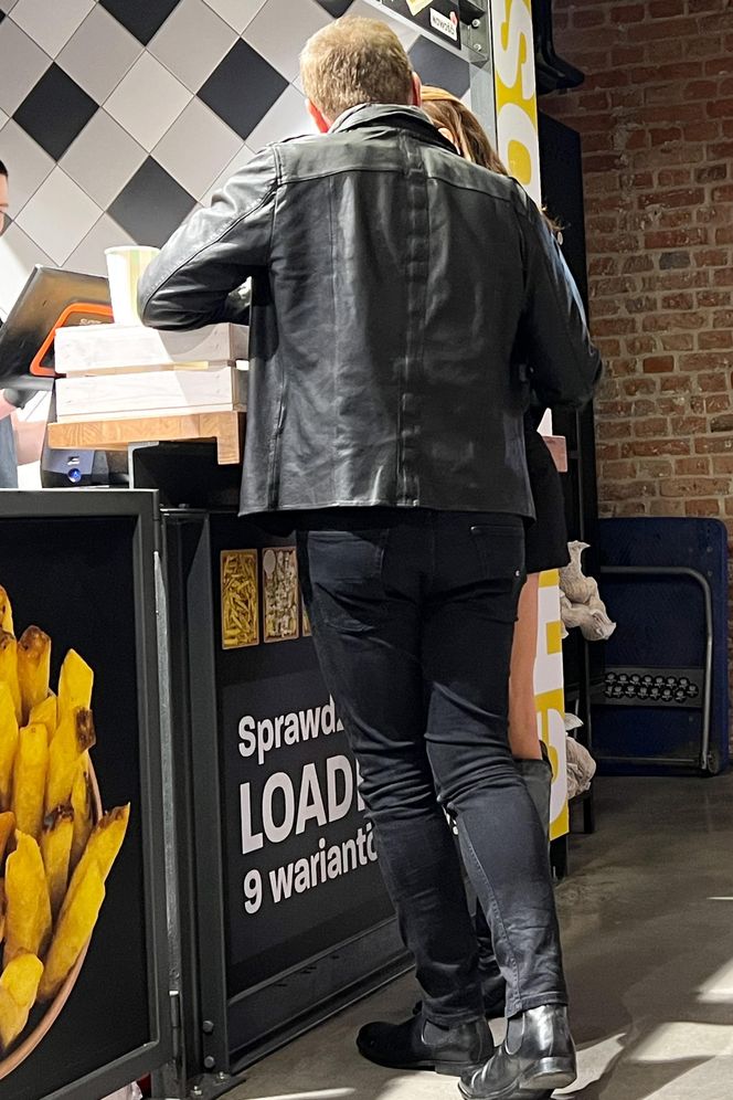 Niezła bibka Afryka Express. Obejrzeli razem odcinek, a potem poszli w tango. Iwan wyszedł ostatni