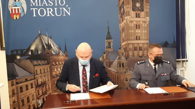 Policja i Urząd Miasta Torunia podpisały umowę. 675 tysięcy złotych dla funkcjonariuszy