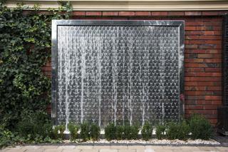 Ściany wodne w ogrodzie – nowoczesne dekoracje wodne