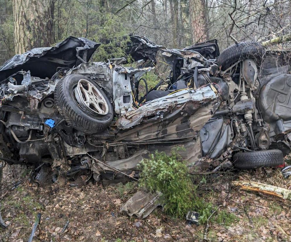 Śmiertelny wypadek 26-latka z Chojnic Jego mercedes całkowicie zmiażdżony