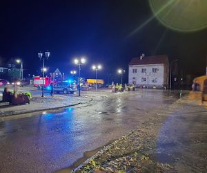 Zalane ulice, woda w budynkach. Dramatyczna sytuacja w Suchaczu i Tolkmicku