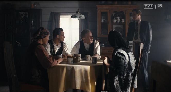 Stulecie Winnych, sezon 2, odc. 24: Bronia (Kinga Preis), Stanisław (Jan Wieczorkowski), Kazia (Katarzyna Kwiatkowska), Władysław (Arkadiusz Janiczek), Janek (Patryk Szwichtenberg)