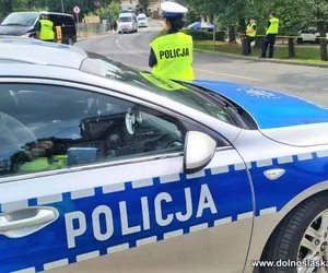 Jednym ciosem powalił policjantkę. Szokująca sytuacja na drodze