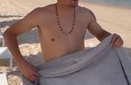 Sławomir Peszko prezentuje muskulaturę na katarskiej plaży