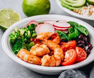 Do pracy zabierz ze sobą bowl z krewetkami. Proste danie, które zachwyca smakiem