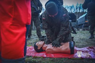 Strażacy ochotnicy i żołnierze uczyli się sprawnej i szybkiej pomocy ofiarom wypadków