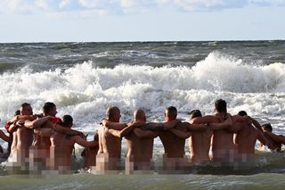 Białe delfiny, czyli koniec wakacji w Mielnie. Ratownicy pożegnali sezon na golasa