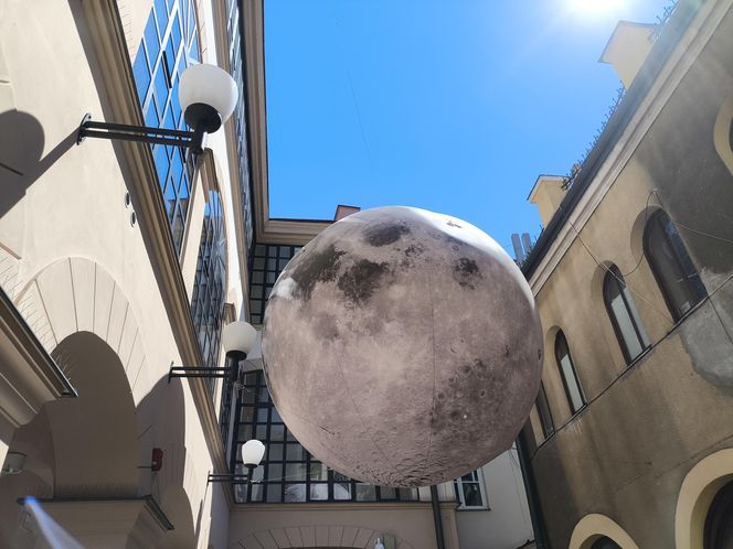 Tarnów ma swój Księżyc! Niezwykła instalacja pojawiła się w Pasażu Tertila