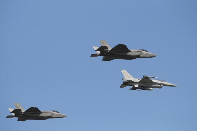 2 amerykańskie F-35A i polski F-16C