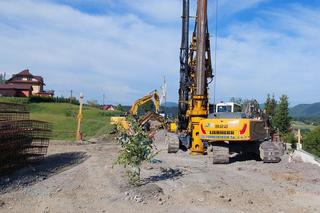 Drogowcy budują na osuwającej się drodze w Kasinie Wielkiej żelbetowy ruszt