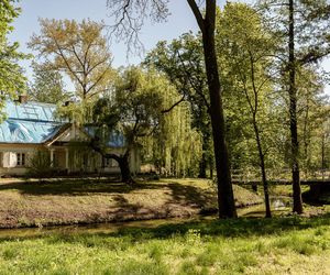 W Łękach Kościelny można podziwiać dworek z XVIII wieku