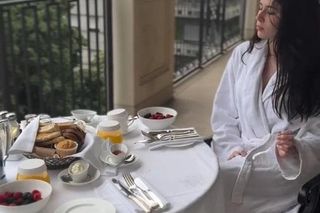 Roksana Węgiel pałaszuje śniadanko w samym szlafroku. Kevin nie wytrzymał!