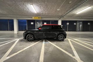 MINI Cooper SE. Mały, zwinny i oszczędny, czyli idealny samochód do miasta