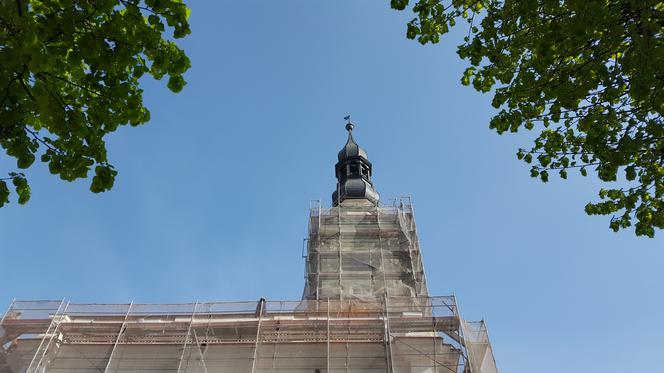 Już widać tarczę zegara, ale jeszcze bez godzin