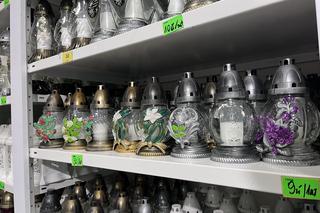 Ceny zniczy i kwiatów pod cmentarzem w Gorzowie