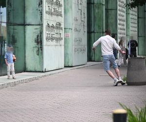 Filip Gurłacz na spacerze z żoną i synem. Nie zwalczył nałogu 