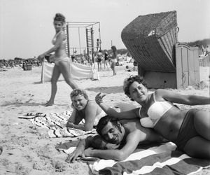 QUIZ PRL. Seksbomby znad Bałtyku. W czym opalały się nasze matki i babki? 15 pytań o plażowanie w stylu PRL