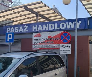 Koniec handlu przy pasażu na Al. 23 stycznia! Powstaną nowe miejsca parkingowe 