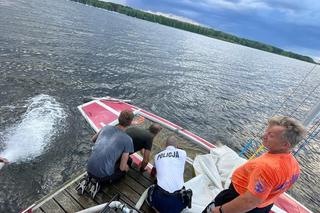 Ojciec zabrał syna na żaglówkę. Łódź się przerwóciła. Wiało tak, że nawet WOPR-owcy mieli problem