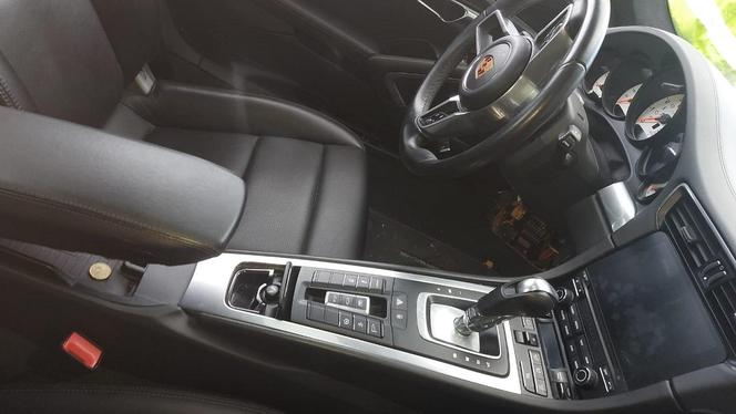 Pościg za kierowcą porsche. Wjechał do Polski z Niemiec i porzucił auto [ZDJĘCIA]