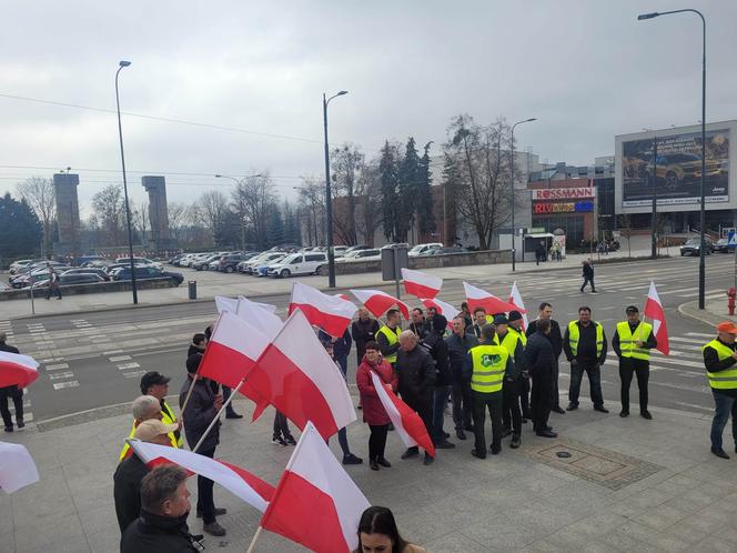 Protest rolników w Olsztynie. Nie zgadzają się importowi ukraińskiego zboża do Polski [ZDJĘCIA]