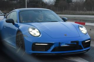 Roksana Węgiel z narzeczonym w  samochodzie