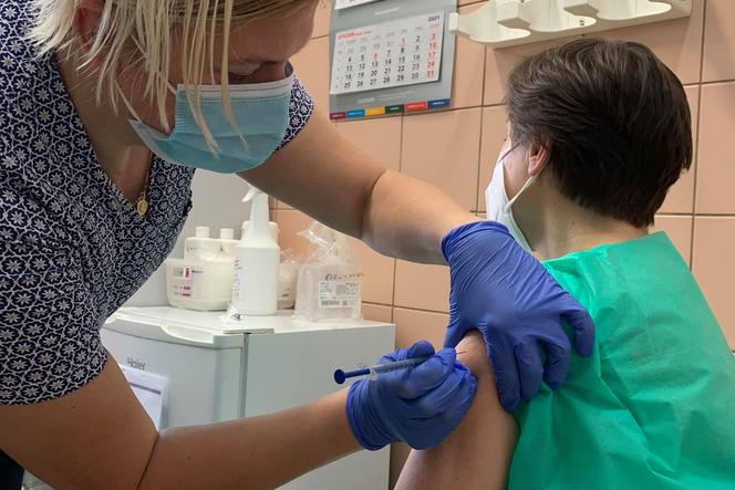 W Łódzkiem szczepienia medyków idą pełna parą