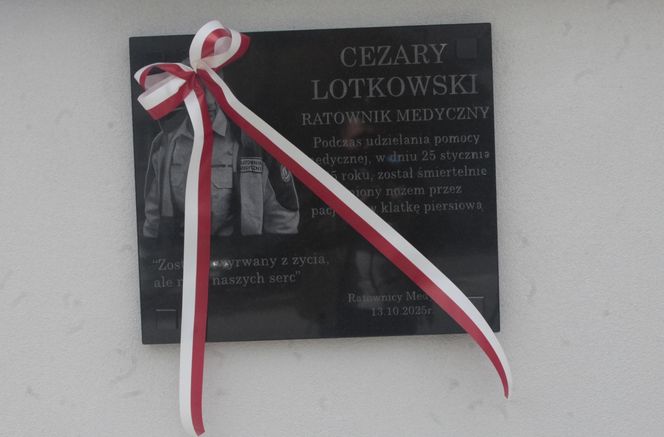Biała Podlaska. Odsłonięcie tablicy poświęconej ratownikowi medycznemu. 64-latek został śmiertelnie dźgnięty nożem na służbie [ZDJĘCIA]