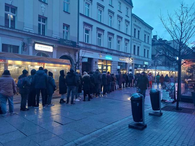 Otwarcie pizzerii Pizzatopia w Katowicach. Ogromna kolejka przed lokalem