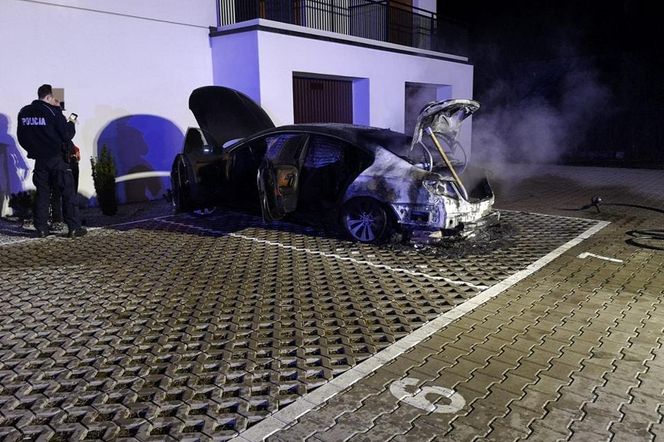 Duże straty po pożarze auta w Święciechowie. Prawdopodobnie ktoś je podpalił