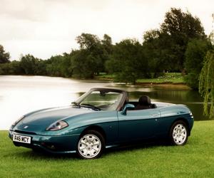 Fiat Barchetta: 2-osobową łódeczkę produkowano w latach 1995-2005. Pod maskę wkładano tylko silnik o pojemności 1.8-litra (132 KM) z napędem na koła przednie. Taki samochodzik można mieć od 5 tys. zł.