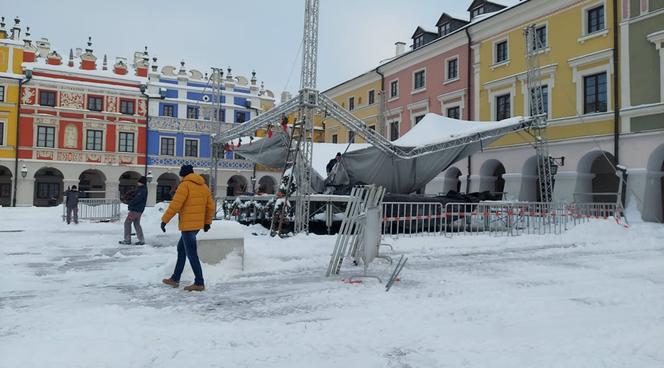 Zawaliła się plenerowa scena na Rynku Wielkim w Zamościu. Nie wytrzymała naporu śniegu