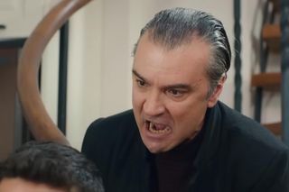 Miłość i nadzieja. Kuzey kontra Suat. Prawnik walczy o życie świadka! 