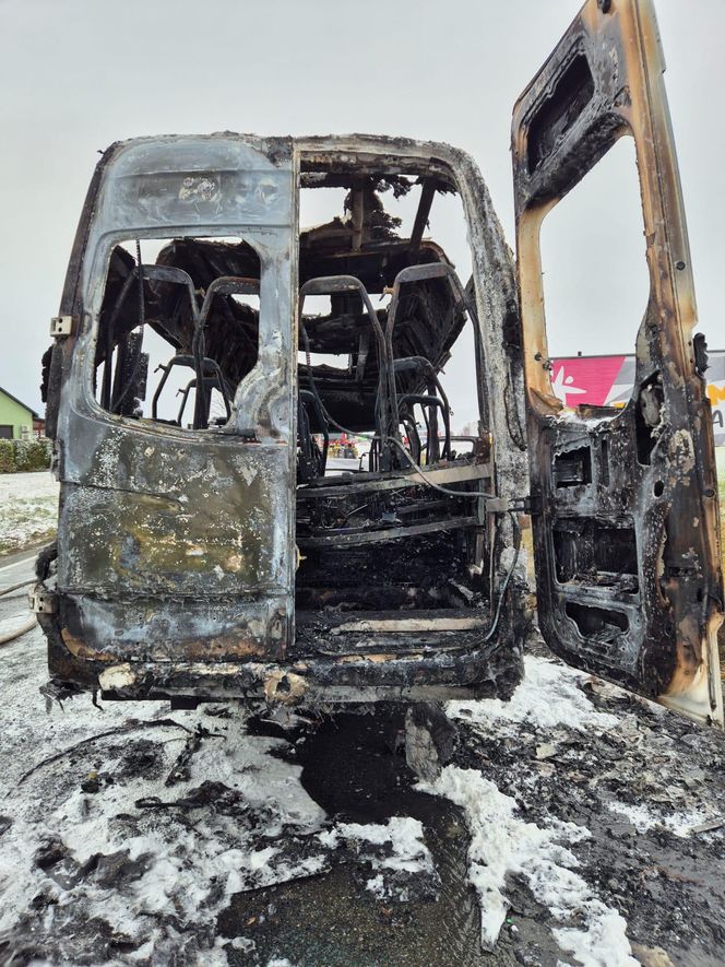 Bus spłonął doszczętnie pod Tarnowem. Podróżowało nim 25 osób