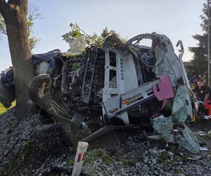 Poważny wypadek w Lubawce. Ciężarówka roztrzaskała się na drzewie. Droga zablokowana