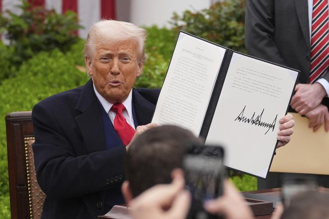 Trump ogłosił kolosalne cła. Tak ostro jeszcze nie było! "To bomba wymierzona w świat"