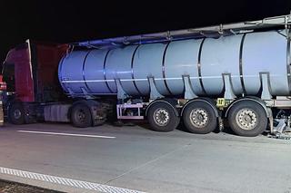 Policyjny radiowóz wbił się w cysternę. Wcześniej uderzył w niego bus