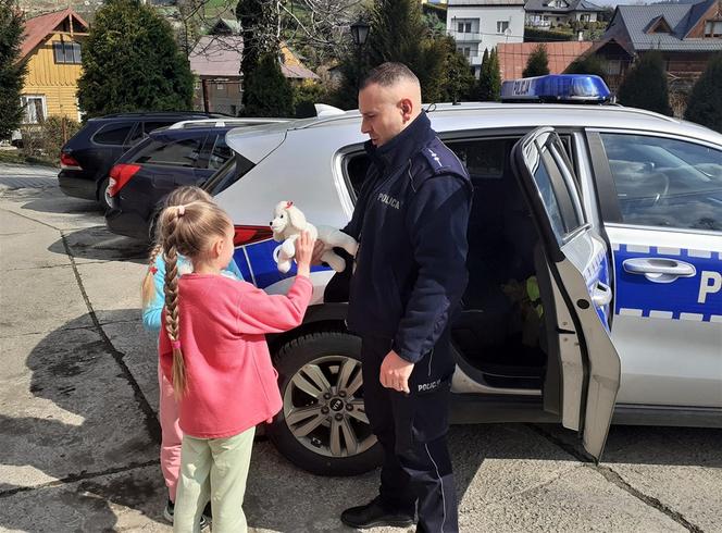 Policjanci z Nowego Sącza nadal pomagają uchodźcom z Ukrainy