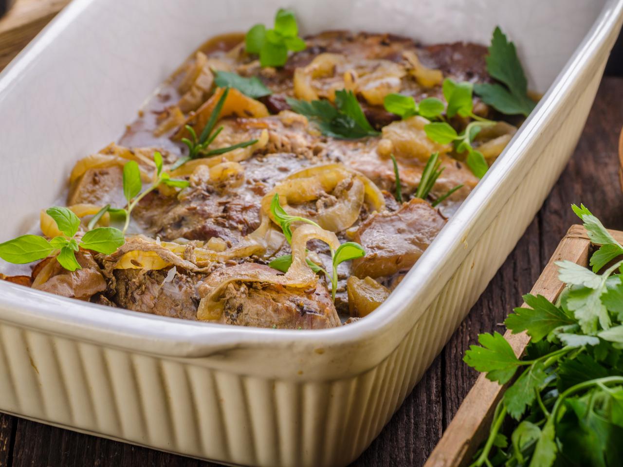 Łopatka wieprzowa pieczona w piekarniku – jabłka i cebula robią całą robotę