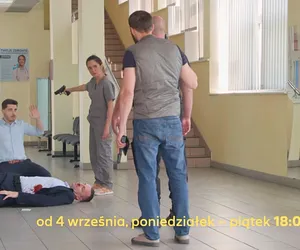 Pierwsza miłość po wakacjach. Kacper zginie w strzelaninie w We-Med?! Najpierw wezmą go jako zakładnika, a potem dostanie kulkę - WIDEO, ZDJĘCIA
