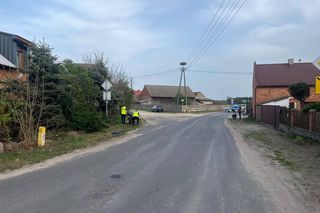 Motocyklista uderzył w znak drogowy. Nie miał uprawnień i kasku i był po alkoholu