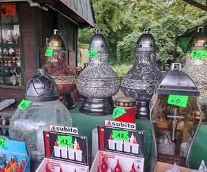 Ceny zniczy w Krakowie na cmentarzach i targowiskach. Jest zdecydowanie drożej niż rok temu [GALERIA]