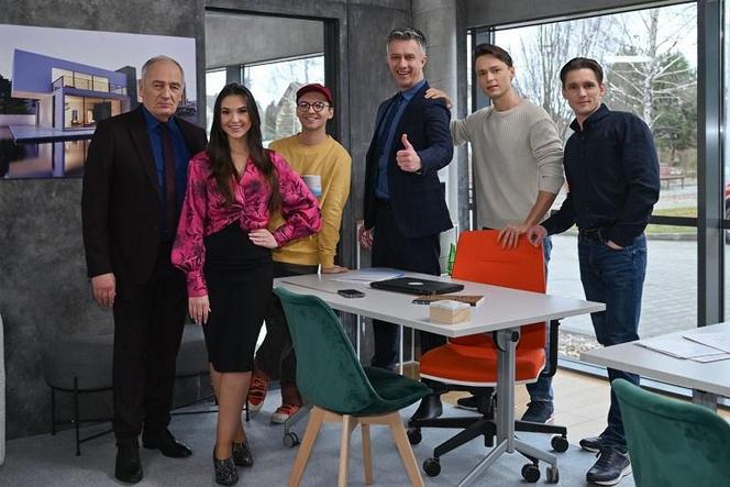 Pierwsza miłość. Karol Weksler (Karol Strasburger), Artur Kulczycki (Łukasz Płoszajski), Brian (Dominik Rybiałek), Olka (Klaudia Sokołowska), Krystian (Patryk Pniewski), Oskar (Filip Gurłacz)