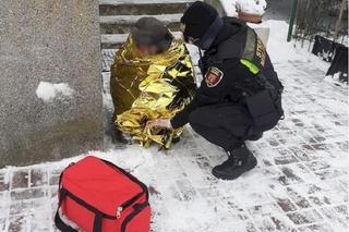 Leżał skulony na mrozie. Wychłodzony mężczyzna uratowany w ostatniej chwili! 