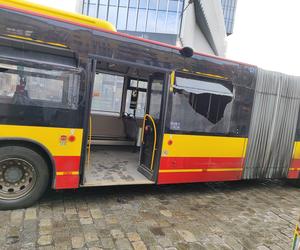 Zderzenie autobusów we Wrocławiu. Szyby pękły po całej długości