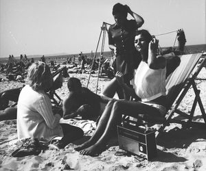 QUIZ PRL. Seksbomby znad Bałtyku. W czym opalały się nasze matki i babki? 15 pytań o plażowanie w stylu PRL