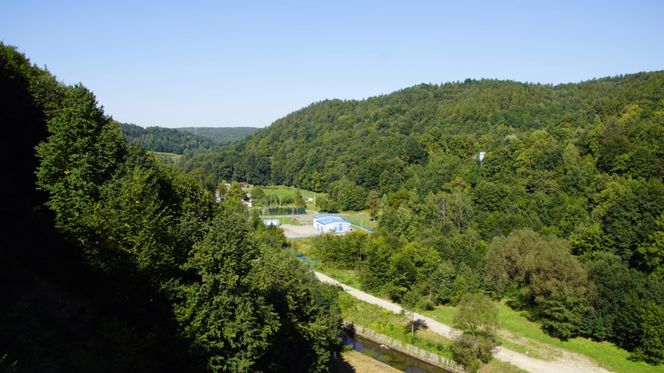 To najpiękniejsze jezioro na Dolnym Śląsku. Otoczone jest wzgórzami i lasami