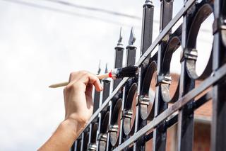 Farby do metalu - czym malować ogrodzenie, balustradę, rynny czy blaszany garaż