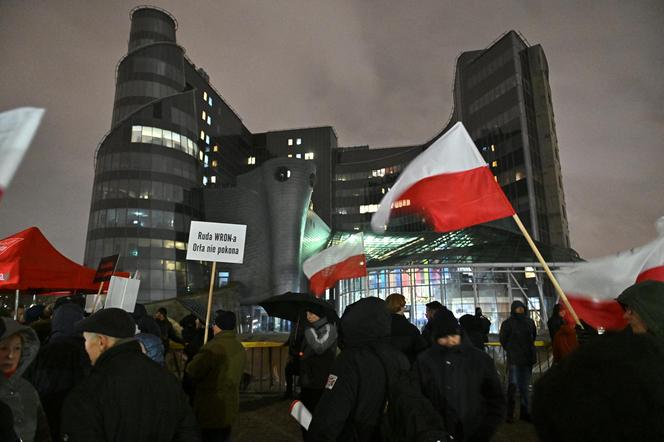 Kolejny dzień protestu przed siedzibą TVP