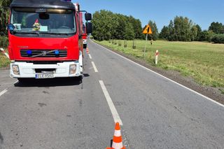 Śmiertelny wypadek pod Łęczycą. 28-letni motocyklista uderzył w tył tira [ZDJĘCIA]